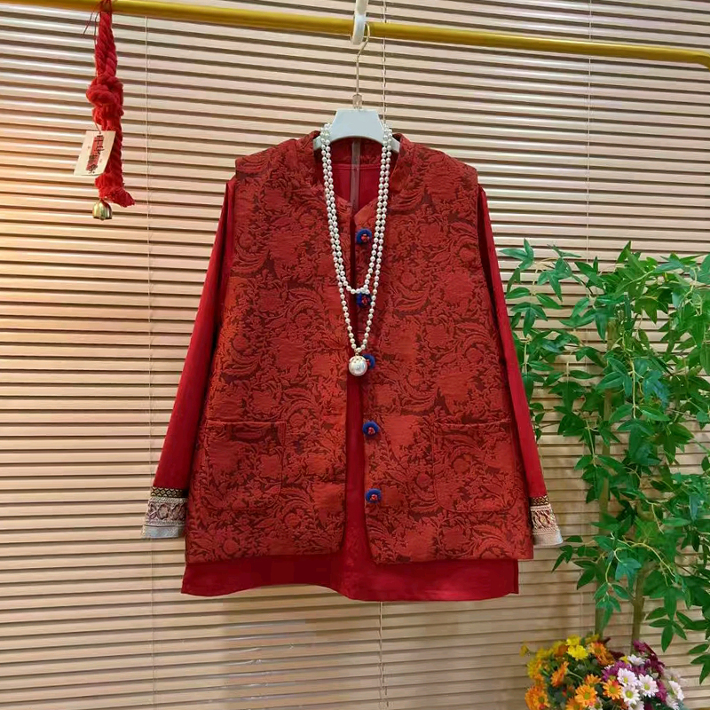 双兜花纹马甲拼色袖口打底衫