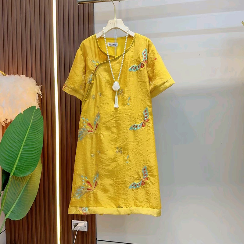 胖妹妹圆领斜襟刺绣蝴蝶连衣裙大码女装简约新中式宽松遮肉休闲裙