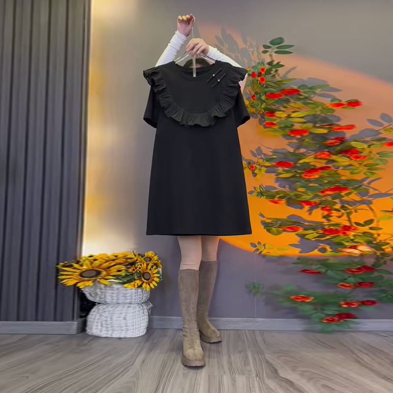 小黑裙圆领斜盘扣荷叶边连衣裙