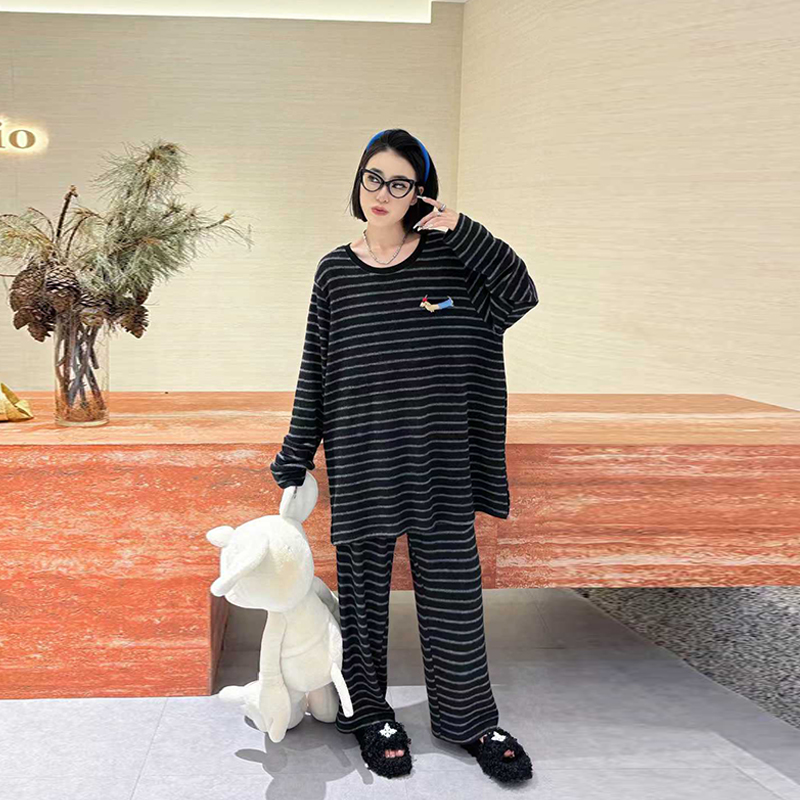 圆领长袖上衣阔腿长裤条纹两件套