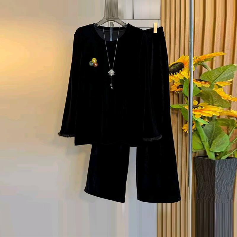 毛边袖口圆领上衣松紧腰阔腿裤子