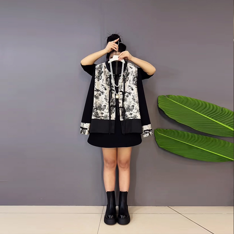 流苏扣水墨画马甲盘扣袖口打底衫