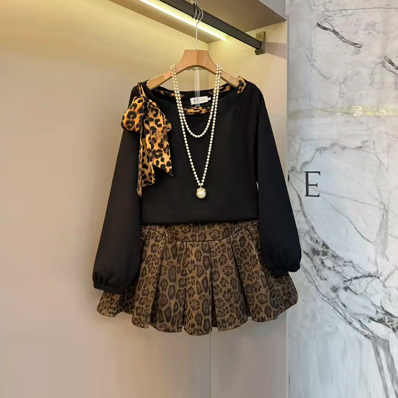 豹纹短裙单侧系带领长袖上衣