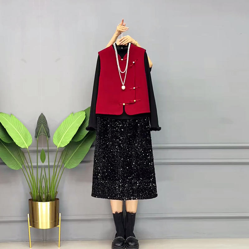 盘扣马甲毛毛袖口小衫半身裙