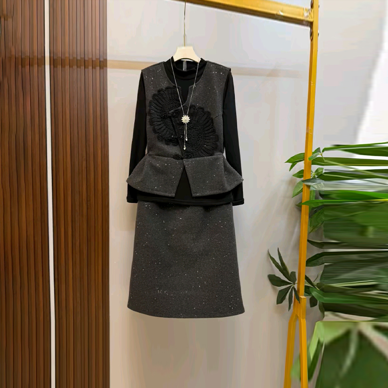 花朵图案马甲立领打底衫半身裙