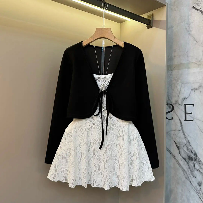 加肥拼色蕾丝底摆长袖上衣