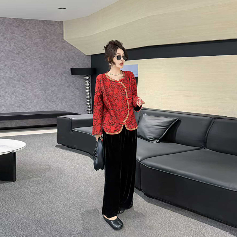 胖妹妹圆领斜盘扣长袖花纹上衣