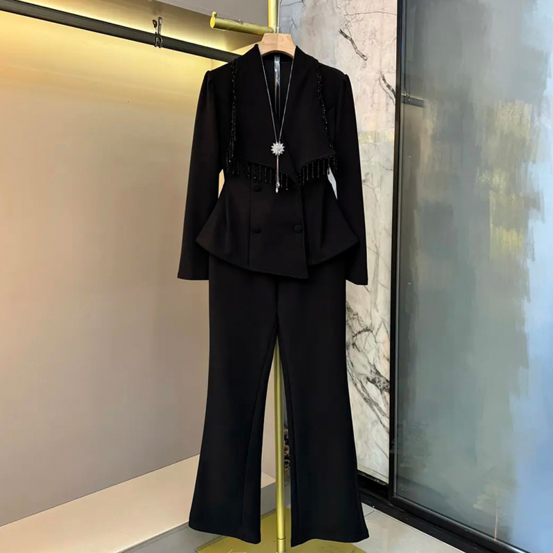 流苏翻领长袖西服外套黑色裤子