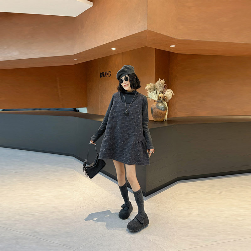 高领长袖打底衫亮钻马甲裙套装