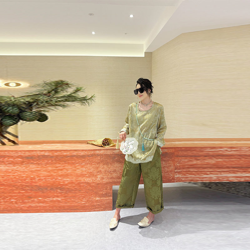 花朵阔腿裤子拼接蕾丝花边上衣