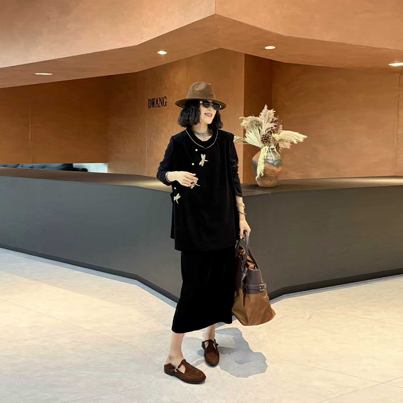 圆领彩色纽扣丝绒马甲