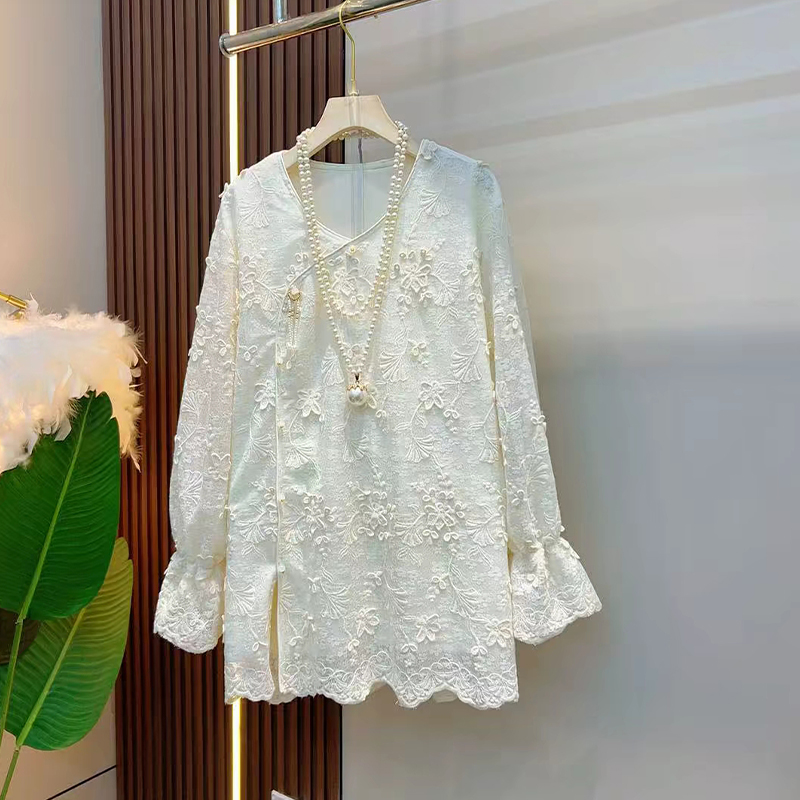 V领微喇袖口蕾丝花朵小衫-