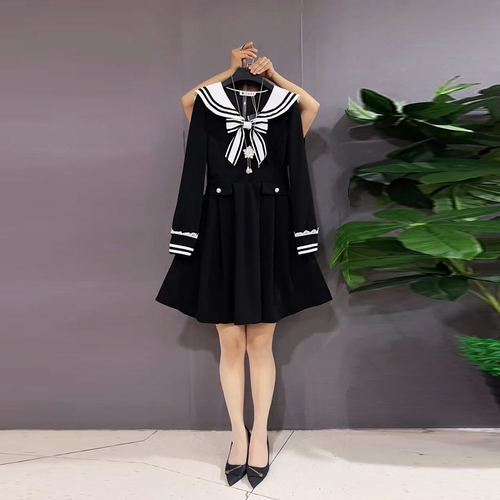 加肥拼色翻领长袖收腰连衣裙