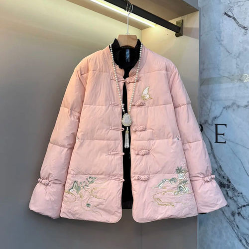 大码女装刺绣图案盘扣棉服