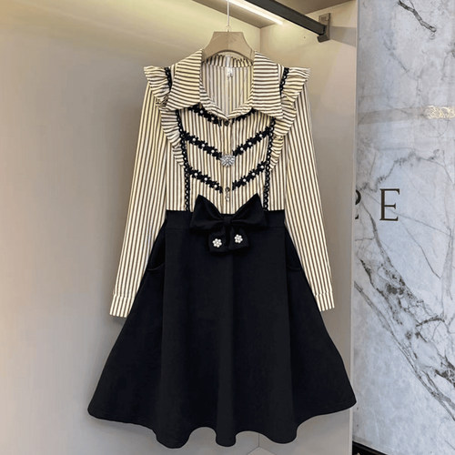 翻领荷叶肩条纹长袖拼裙摆连衣裙