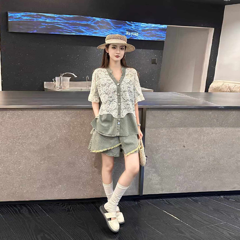 加大码女装V领拼蕾丝肩短袖上衣牛仔短裤胖妹妹夏季款欧货两件套