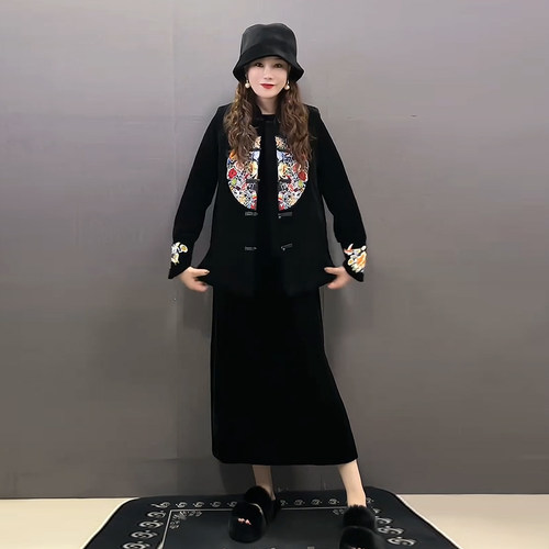 圆领长款丝绒连衣裙+马甲