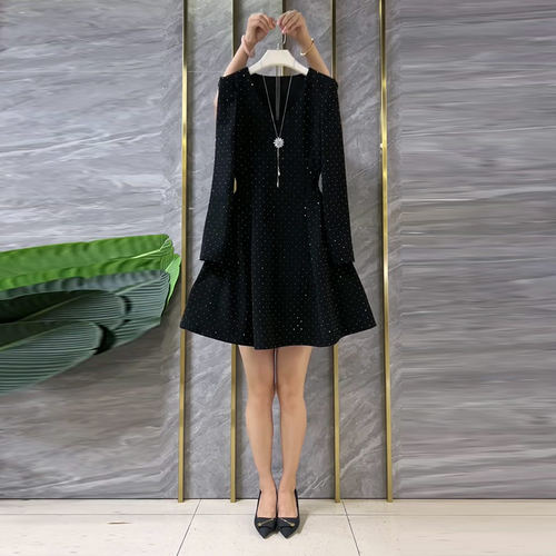 加肥V领收腰满身钻点连衣裙