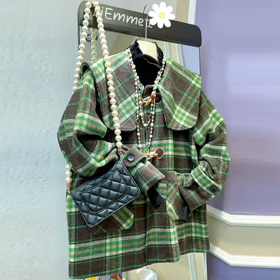 娃娃领两牛角扣双兜格外套