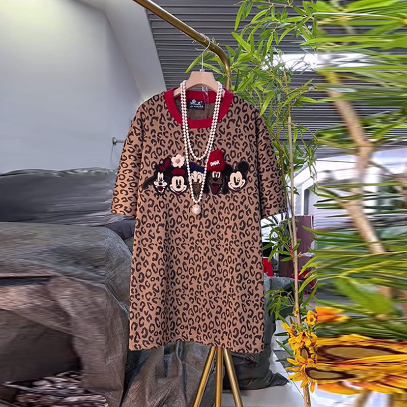 加肥拼色领卡通图案豹纹上衣
