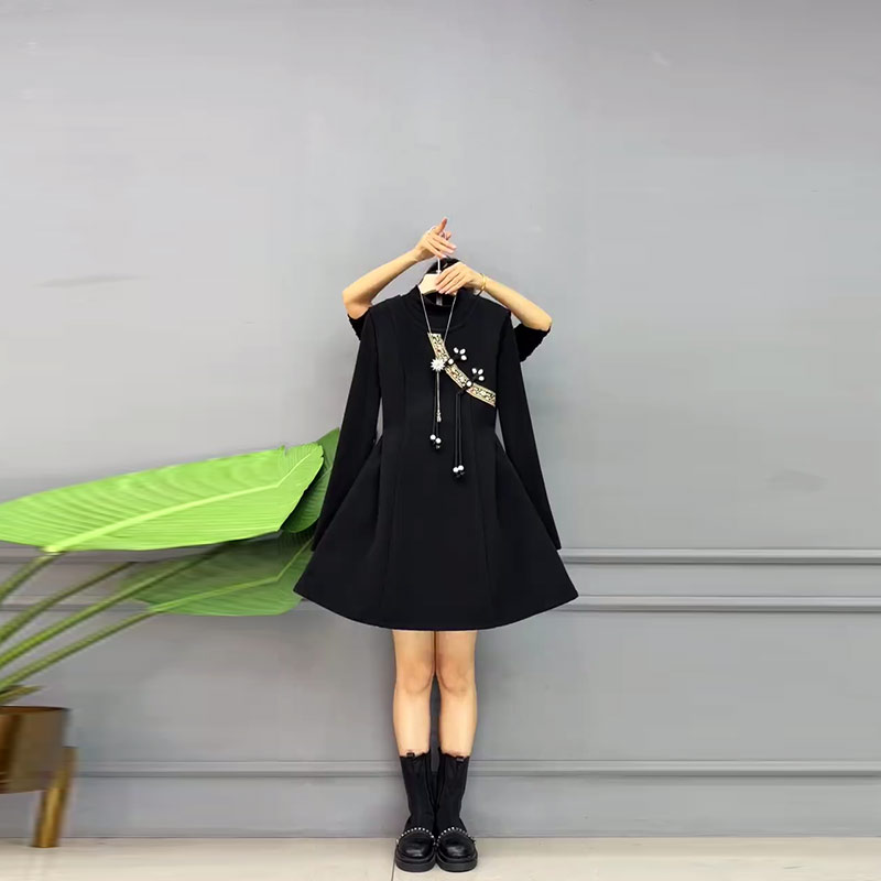 立领长袖打底衫斜流苏扣马甲裙