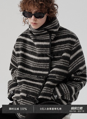 Veega Chic 羊毛混纺一片式领皮料牛角扣简约条纹口袋毛呢短外套