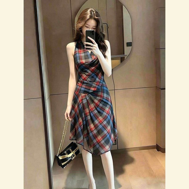 漂亮独特裙子新款小挂脖得体格