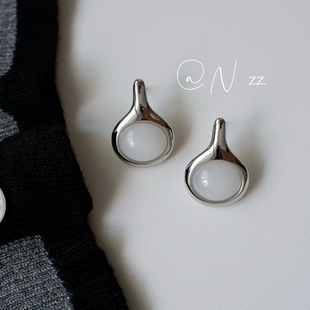 N zz长期主义奶白色水滴金属银耳钉简约小众设计师耳饰无耳洞耳夹
