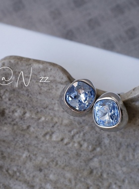 N zz精致时髦金属镶嵌蓝色锆石耳钉S925银针中性冷色系小众耳饰