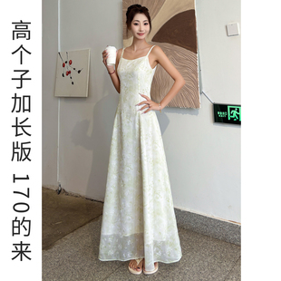 独特漂亮绿色碎花吊带连衣裙女士轻奢高级感夏季长裙高个子加长版