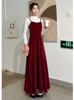初冬巨好看的冬装连衣裙女2026新款吊带打底灯芯绒高个子红色长裙
