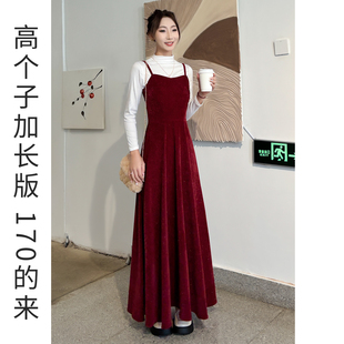 初冬巨好看的冬装连衣裙女2026新款吊带打底灯芯绒高个子红色长裙