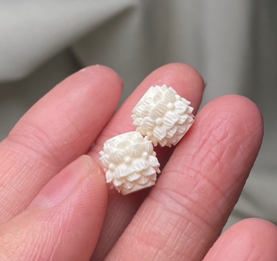 天然猛犸象牙，双头莲花珠，尺寸约9.8*9.4mm， DIY配饰。