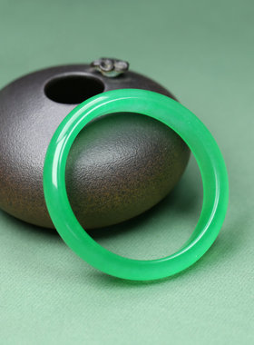 纯天然玛瑙宽扁条冰透阳绿手镯女