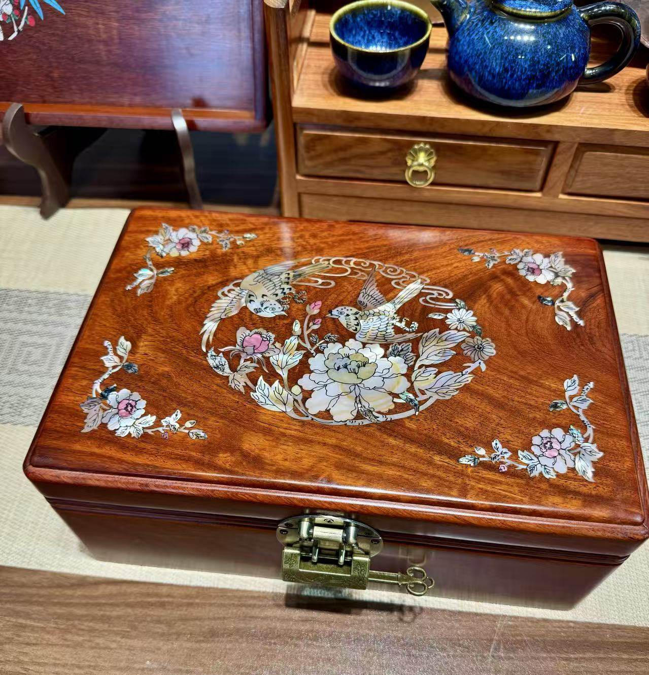 缅甸花梨木螺钿彩贝收纳盒实木桌面首饰盒复古带锁珠宝收藏盒子