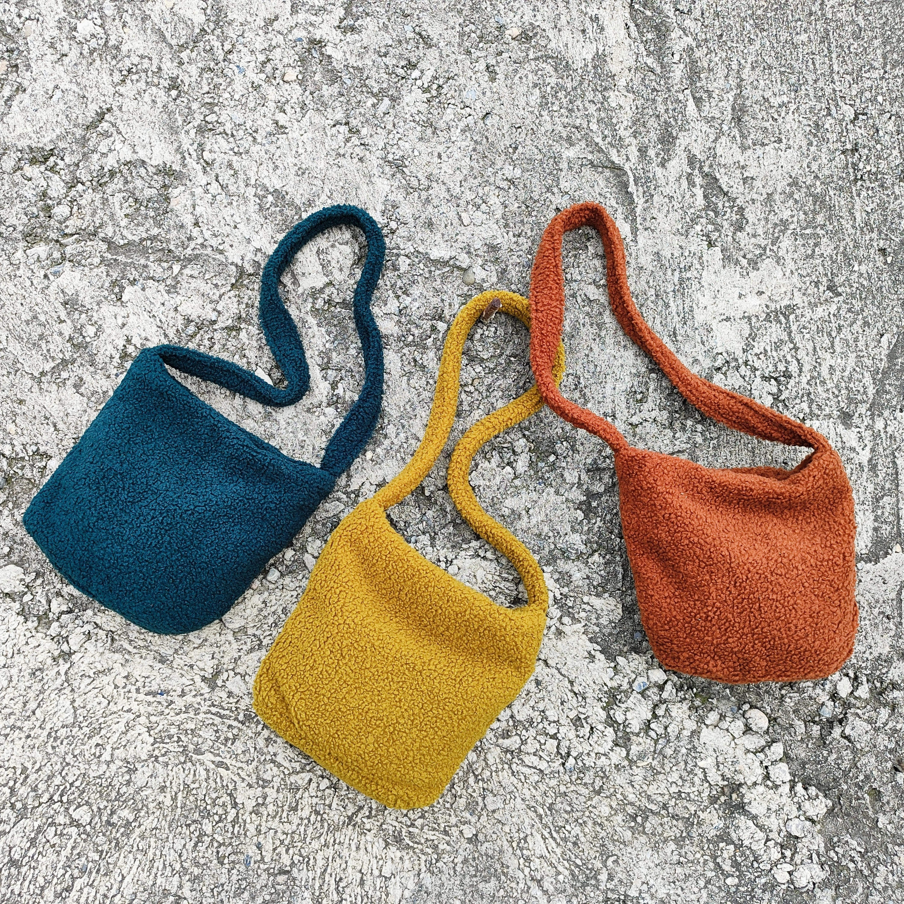 文艺复古甜美软萌斜挎毛绒小包