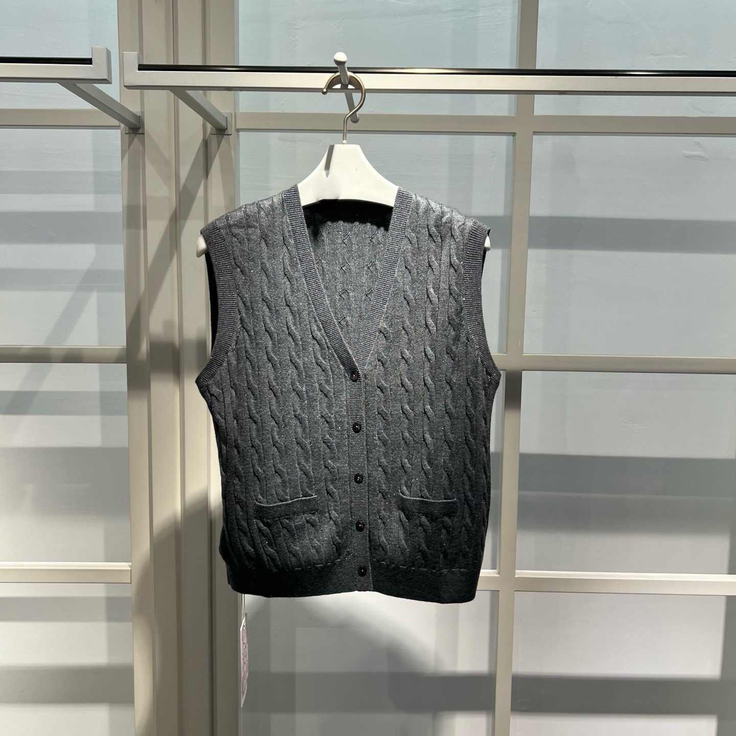 商场同款伊折扣25秋冬休闲百搭云烟灰V领针织马甲背心女1GA133051