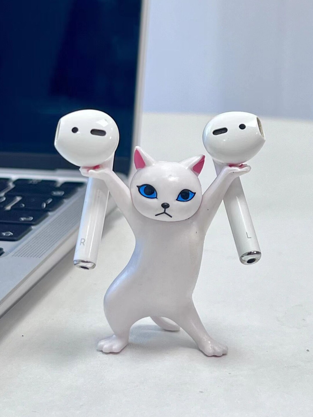 日本可爱跳舞妖娆猫的托举笔架潮流笔山猫咪笔托手摆件笔搁发