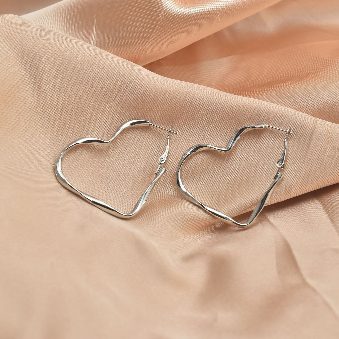 2025年新款桃心圈耳环