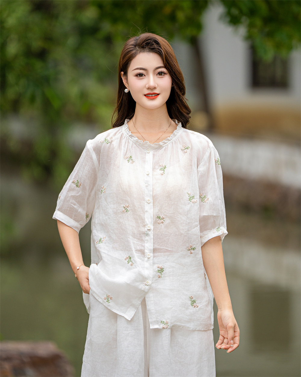 夏季新款文艺纯色苎麻绣花拼花边领半袖衬衫女宽松显瘦薄款衬衣女