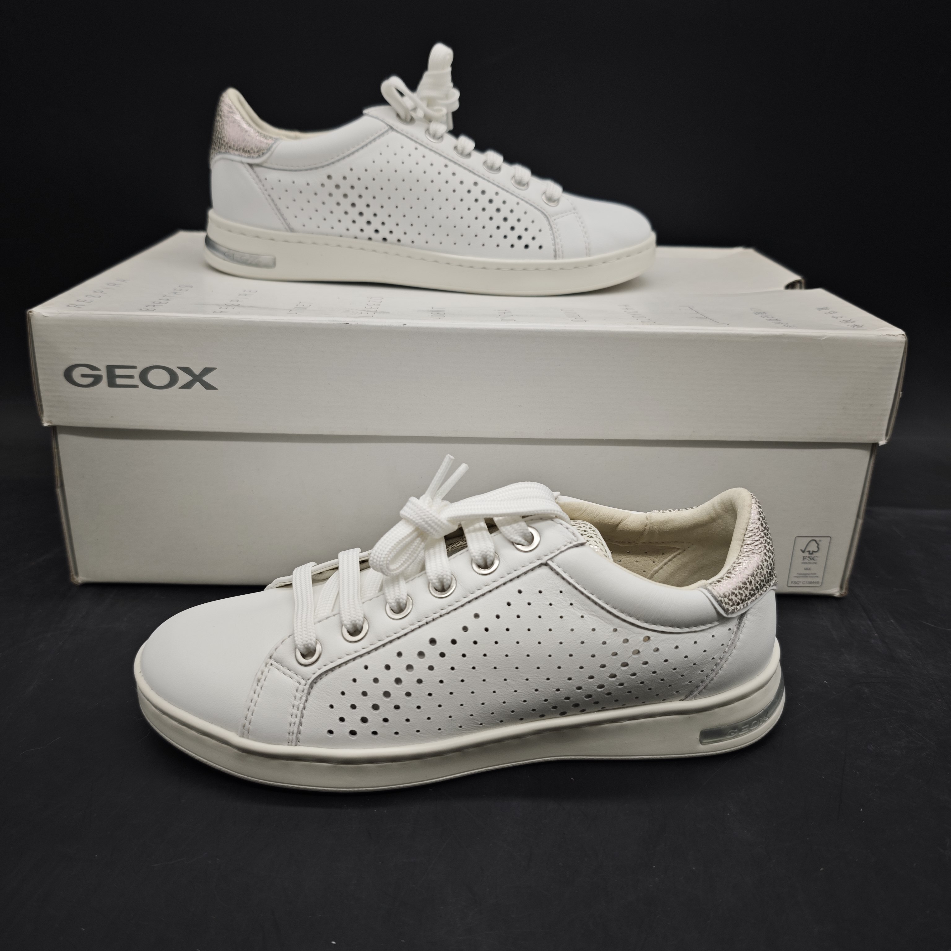 GEOX女士帆布平底休闲板鞋无原盒（35码）