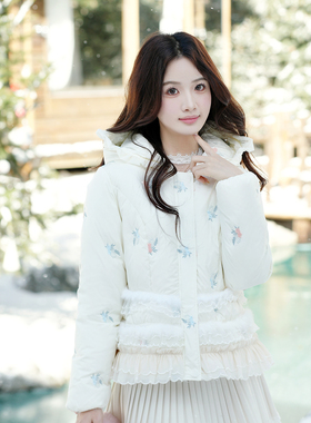 ATAR中国风刺绣羽绒服女新款短款毛边蛋糕荷叶边下摆连帽保暖外套