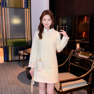 ATAR新中式国风刺绣连衣裙女冬2025新款高级感独特盘扣毛呢长袖裙