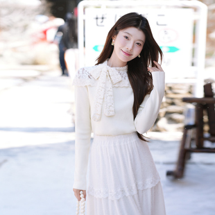 ATAR法式拼接领口蕾丝蝴蝶结系带针织衫秋冬新款百搭时尚毛衣设计