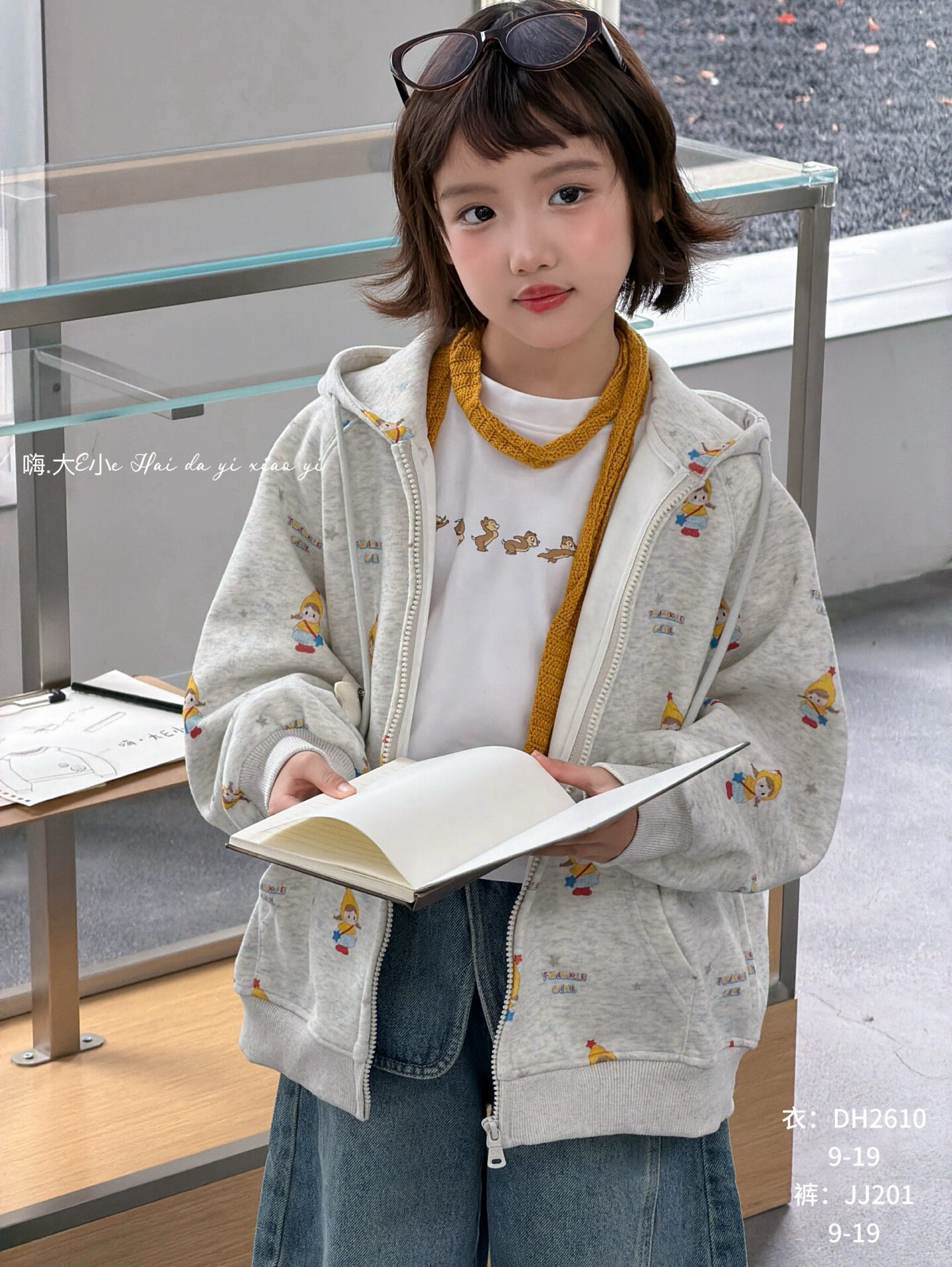 嗨大E小e童装2026秋新款中大女童女孩满印连帽卫衣外套拉链衫上衣图片