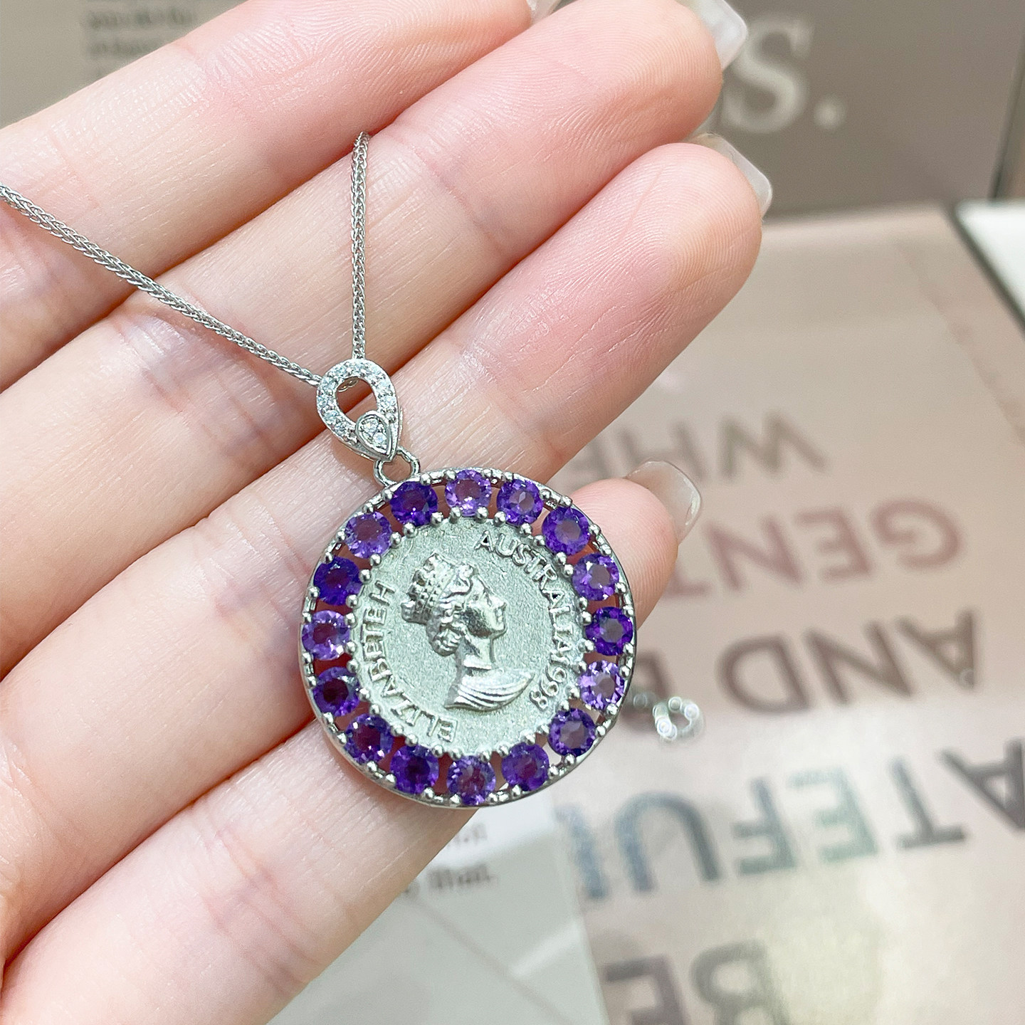 伊丽莎白天然紫水晶吊坠女S925纯银项链镶嵌欧美人像大洋圆牌挂坠