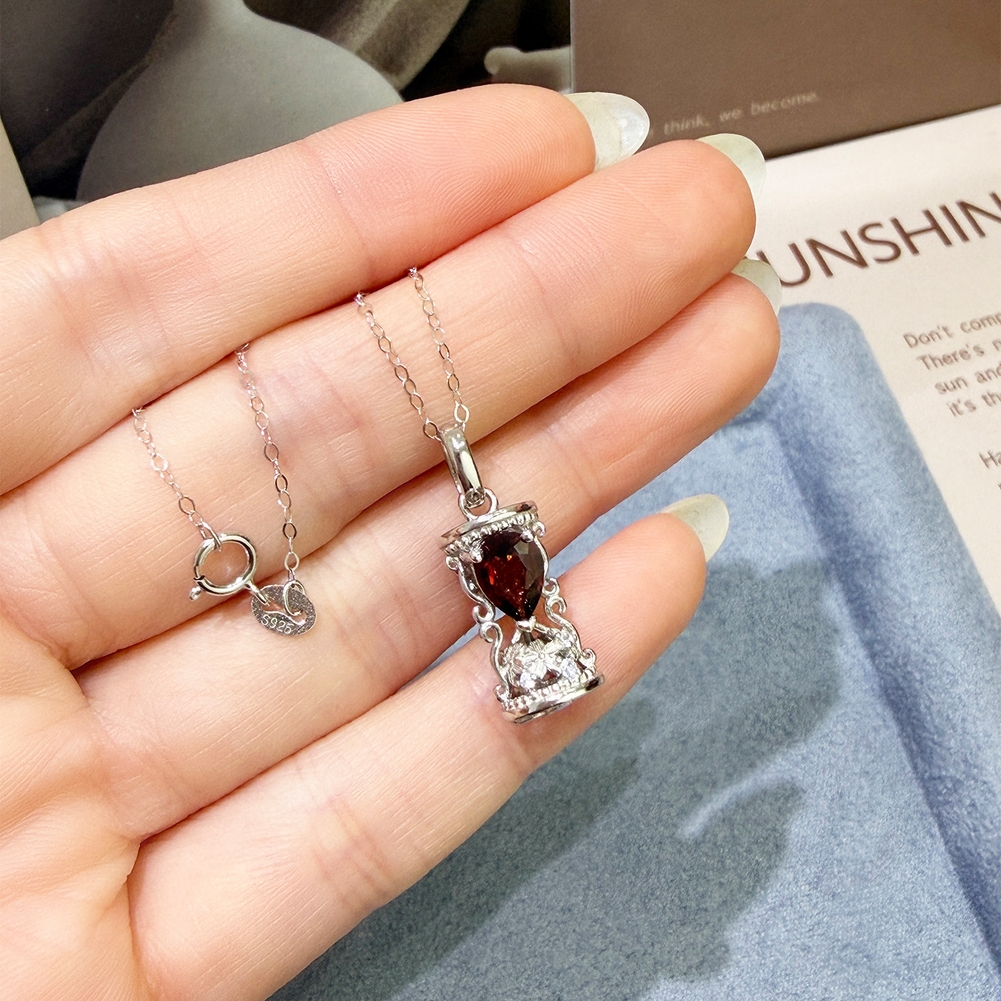 黛晶珊天然石榴石吊坠女S925纯银镶嵌红色宝石项链流沙漏斗造型