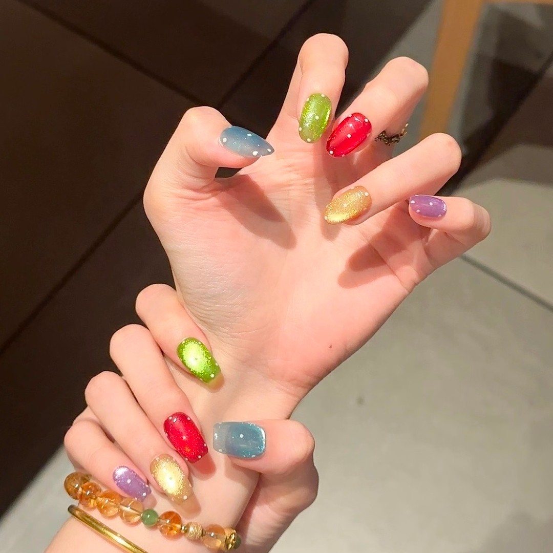 彩糖波点穿戴甲多巴胺猫眼撞色波点甜酷元气少女风短椭圆美甲贴片