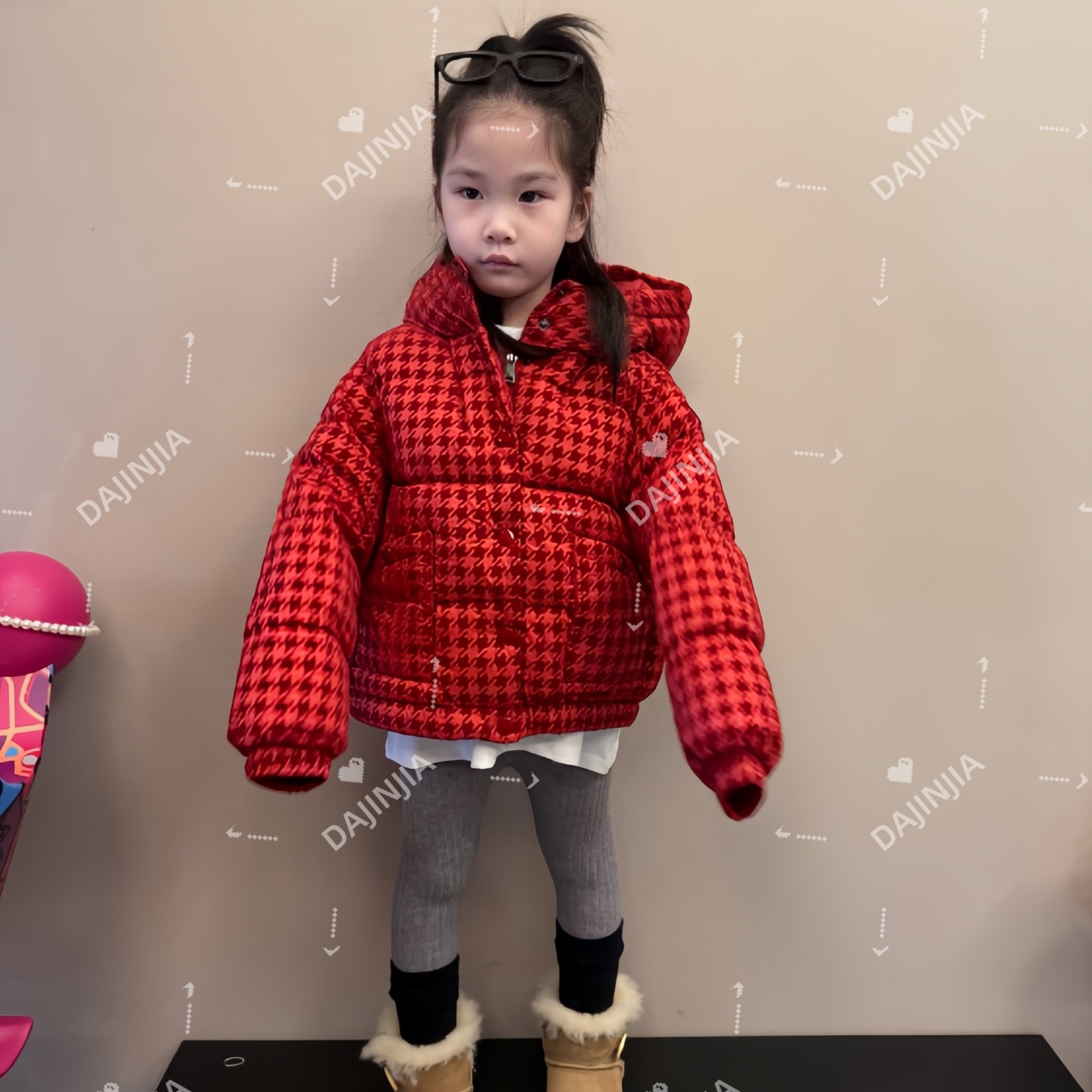 大金家童装红色丝绒千鸟格羽绒服