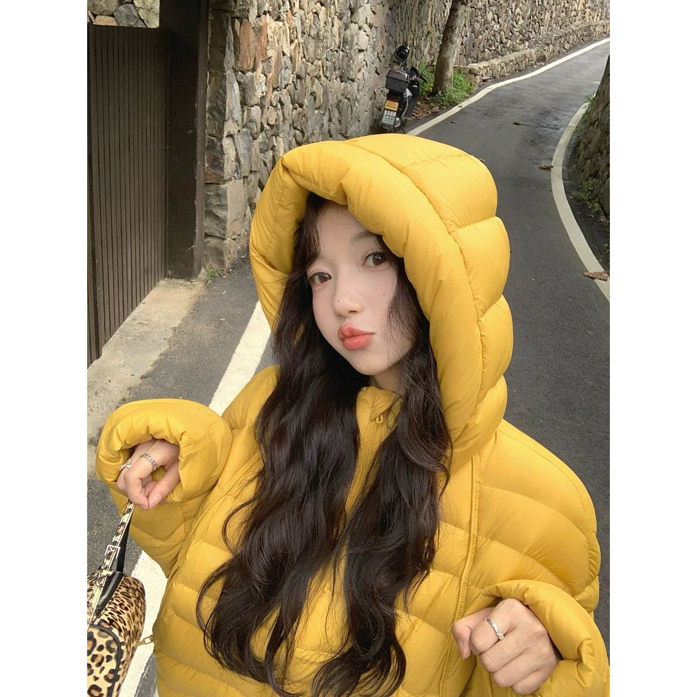 90白鸭绒黄色排骨羽绒服女2025冬季新款泡芙连帽轻薄保暖短款外套